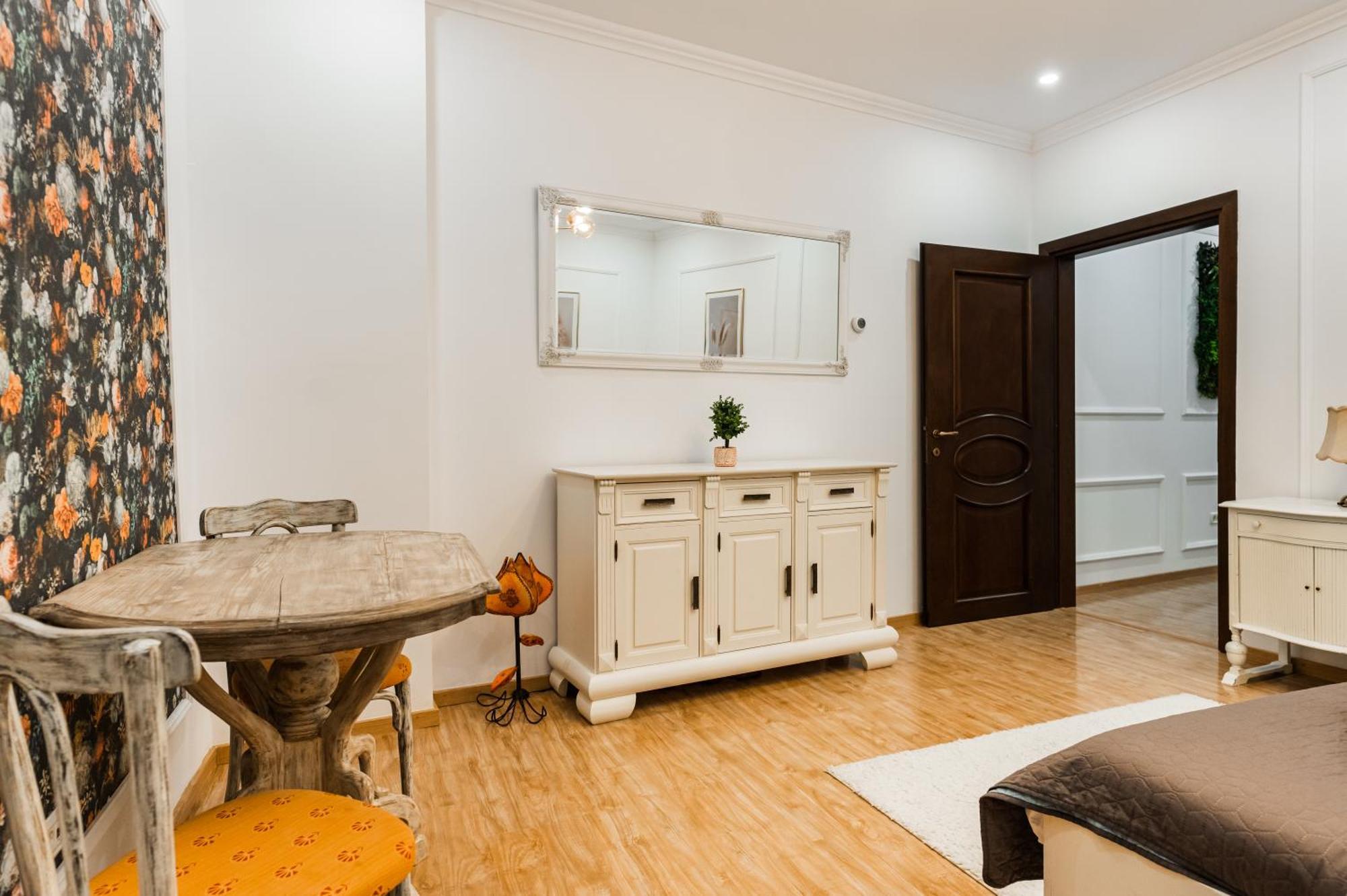Apollonia Estate Old Town Big And Luxurious Appartement Braşov Buitenkant foto